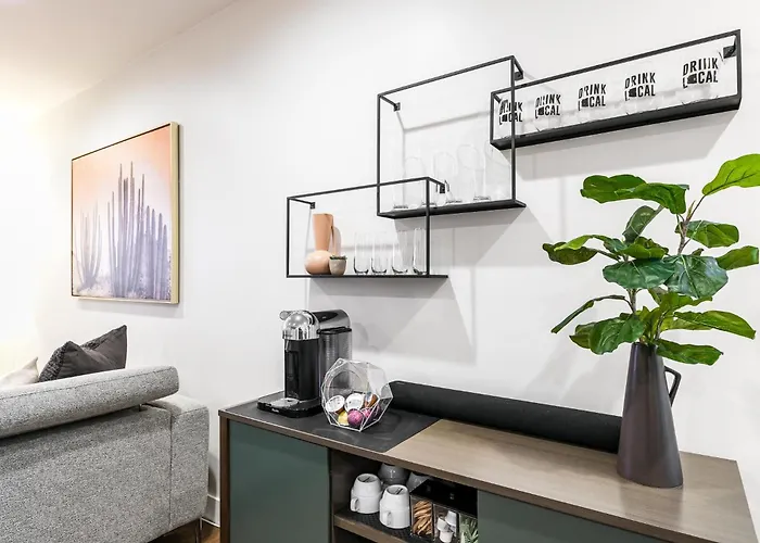 Location, Huge Pool, Upgraded Unit *