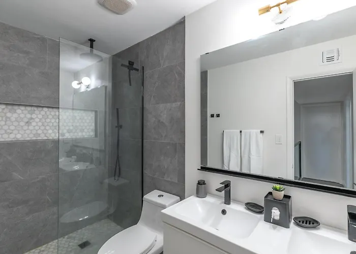 Location, Huge Pool, Upgraded Unit Apartment Scottsdale