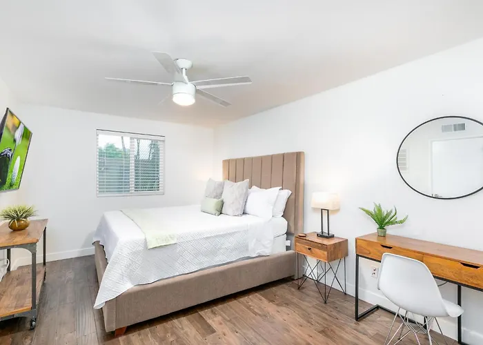 Location, Huge Pool, Upgraded Unit Apartment Scottsdale
