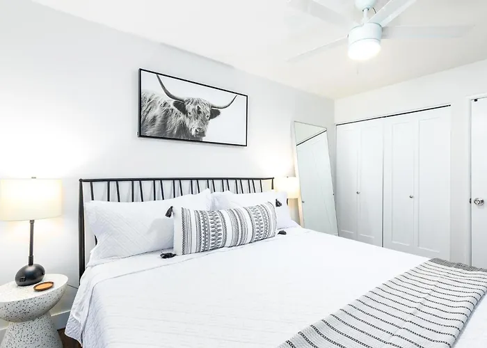 Apartment Location, Huge Pool, Upgraded Unit *