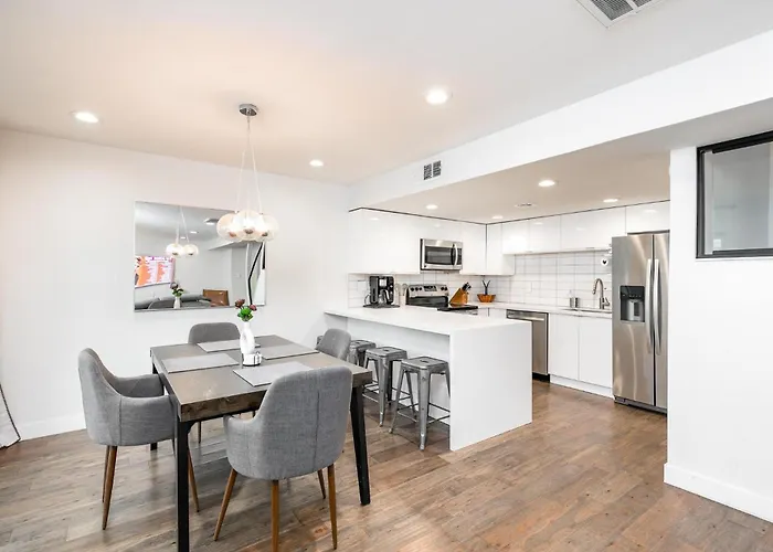 Apartment Location, Huge Pool, Upgraded Unit *
