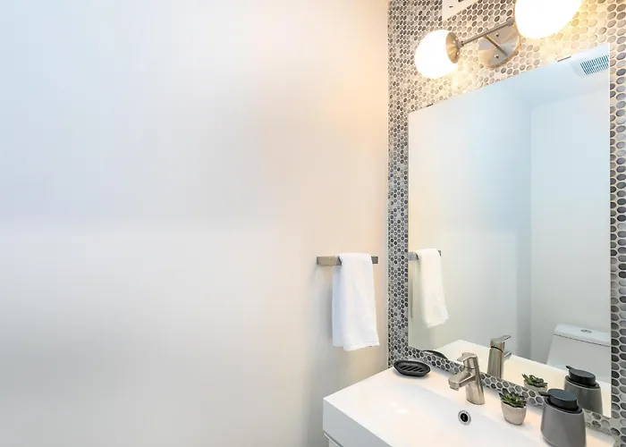 Apartment Location, Huge Pool, Upgraded Unit