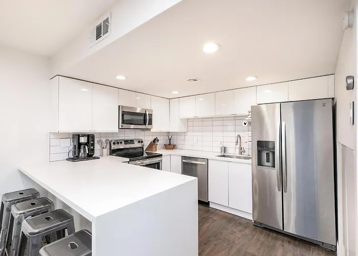 Apartment Location, Huge Pool, Upgraded Unit *