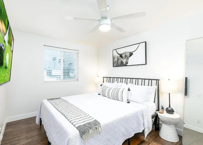 Location, Huge Pool, Upgraded Unit Apartment Scottsdale